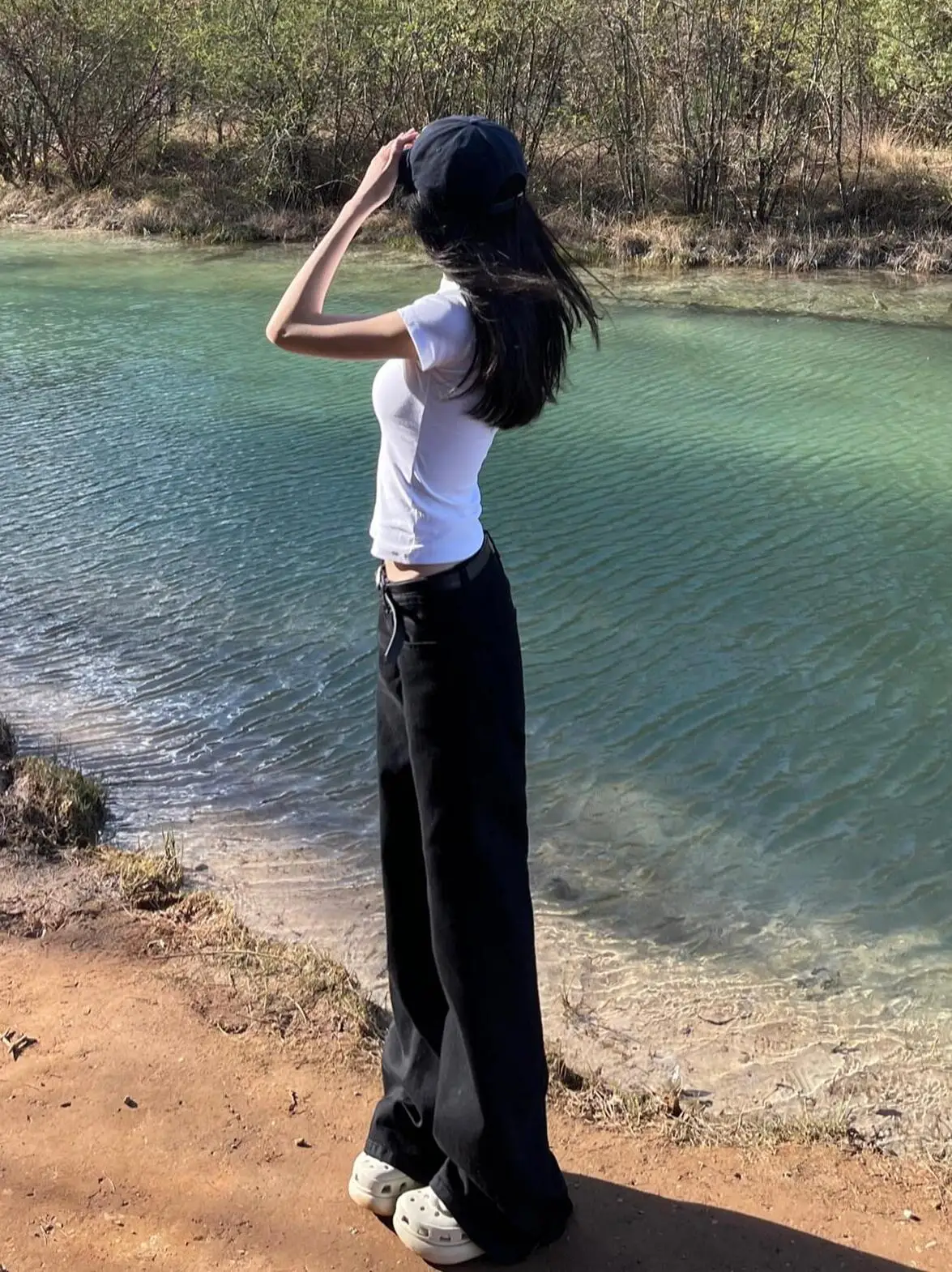 黒 デニム ワイド パンツ どんな感じ？実際の着用体  験で解き明かす
