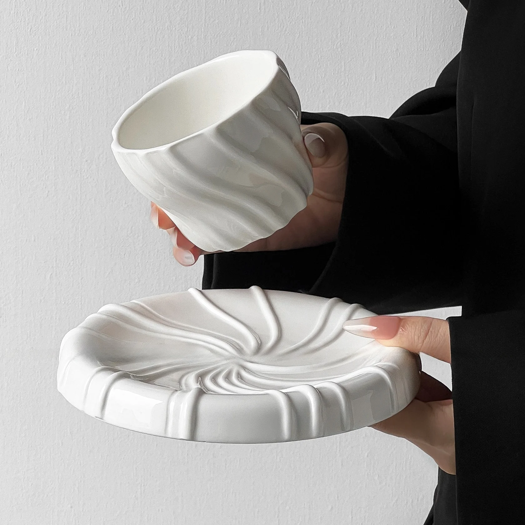 レトロデザインのラテカップ：ハンドメイド陶器でカプチーノを楽しむ
