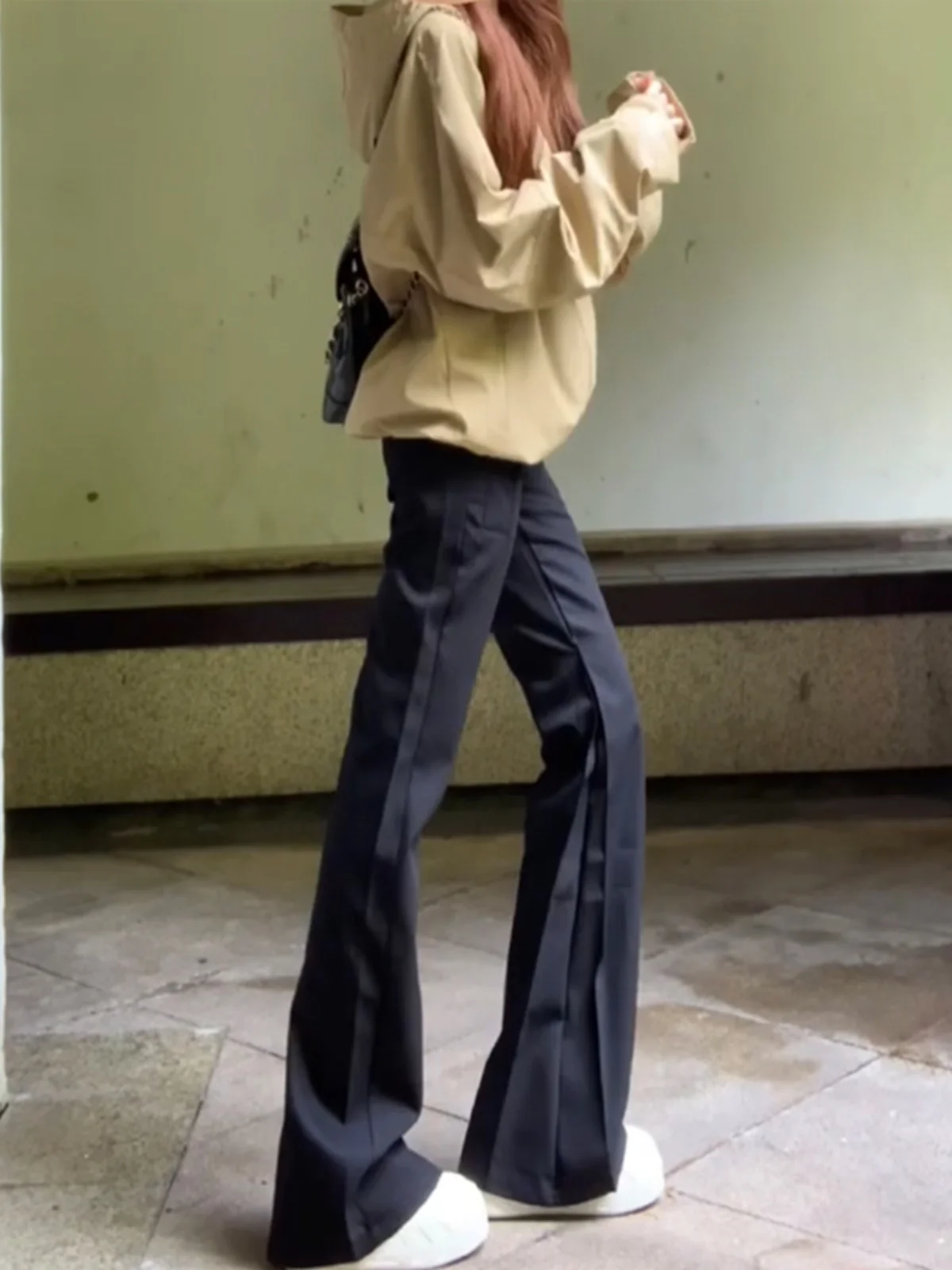 黒服に合うズボンは、本当に黒がベスト？それとも、ちょっとした色の遊びが勝ち手？