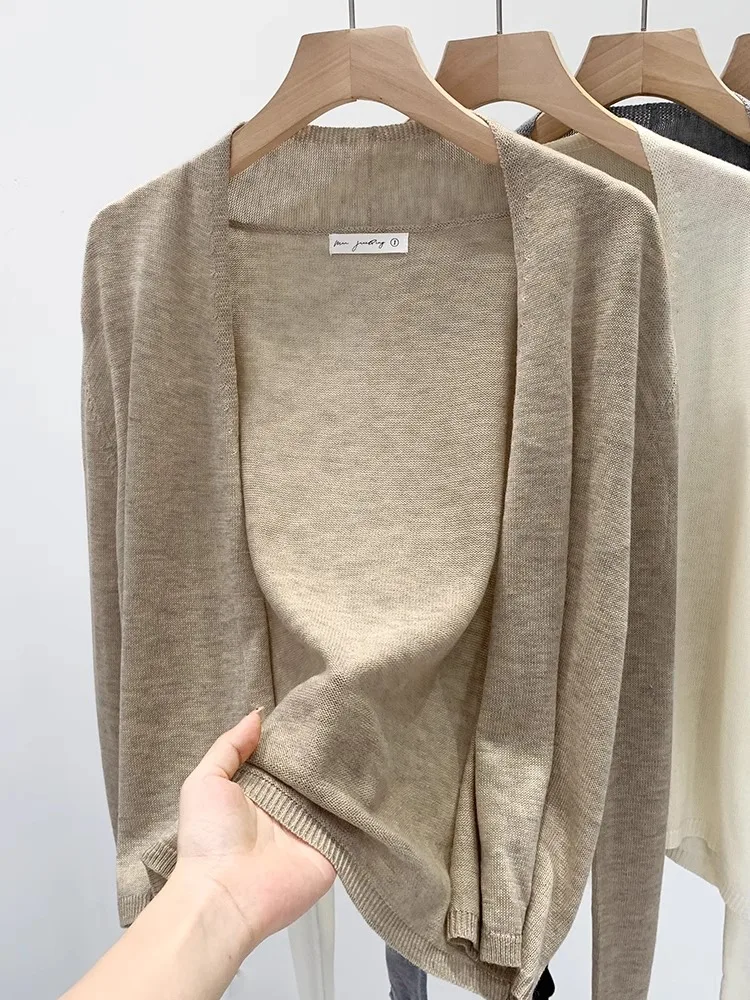 薄手カーディガンをどう選ぶ？春秋の通勤スタイルに欠かせない「軽さ 」と「スタイリッシュさ」のバランス
