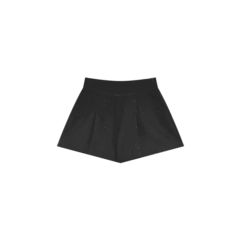 華やかなモチーフのショートパンツ：通勤 風の夏コーデに最適なスリムシルエット
