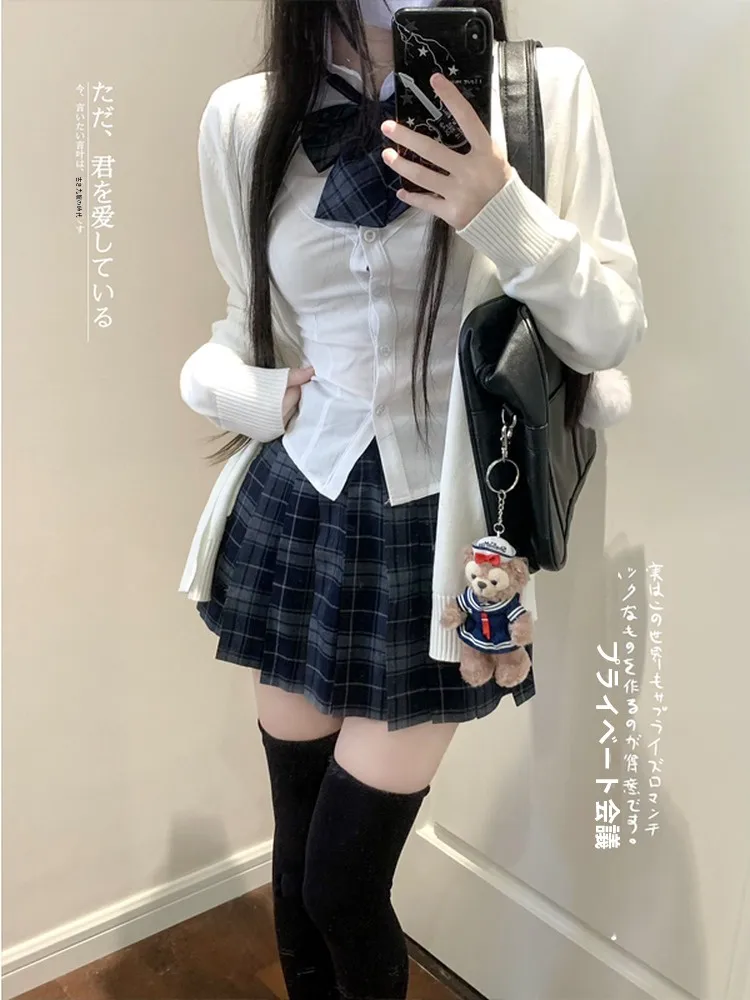 かっこいい中学生になるための机おしゃれとは？白色ニットカーディガンとチェック柄スカートが答えになる