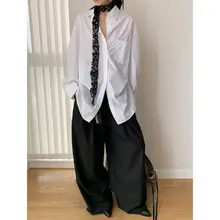 デザイン性のあるホワイトのルーズシャツ【不規則な裾・透け感あり】