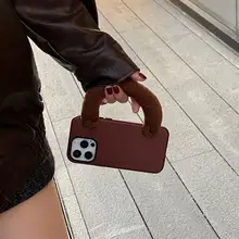 秋冬用赤色ハンドストラップ付きスマホケース【iPhone対応・高級感あるデザイン】