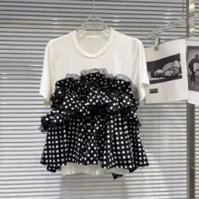 黒白の水玉柄デザインの短袖Tシャツ【甘さとクールさが融合】