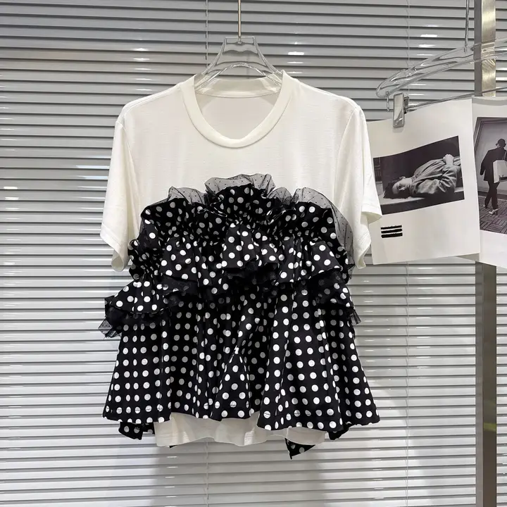 黒白の水玉柄デザインの短袖Tシャツ【甘さとクールさが融合】