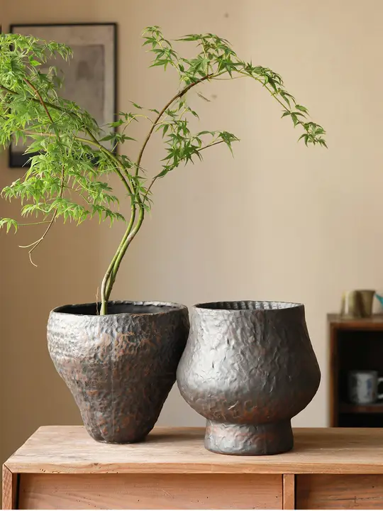 優雅なデザインの陶器製花盆【黒・シンプル・多肉植物用・バルコニー装飾】