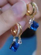 青いキューブ状クリスタルのイヤリング【気品あるデザイン・耳飾り・軽やかさ】