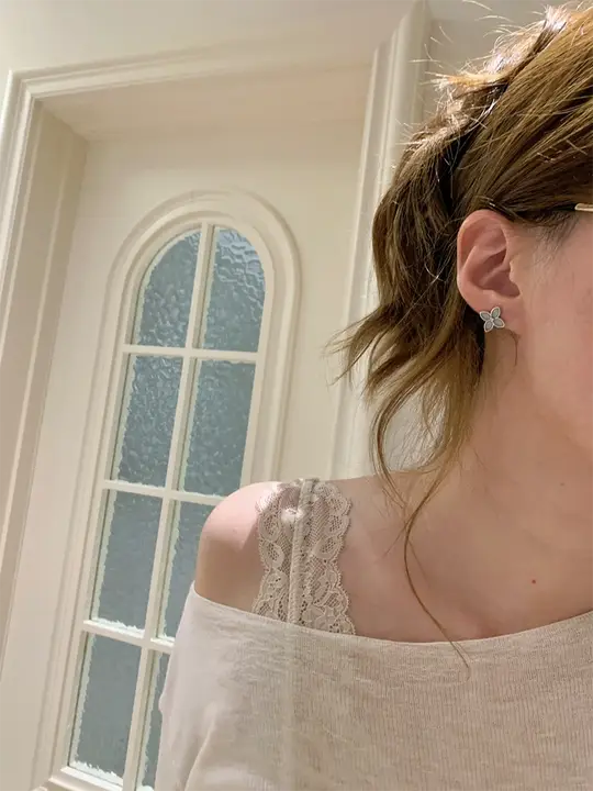 S925純銀製 グレーとブルーのクローバーイヤリング【上質で洗練されたデザイン】