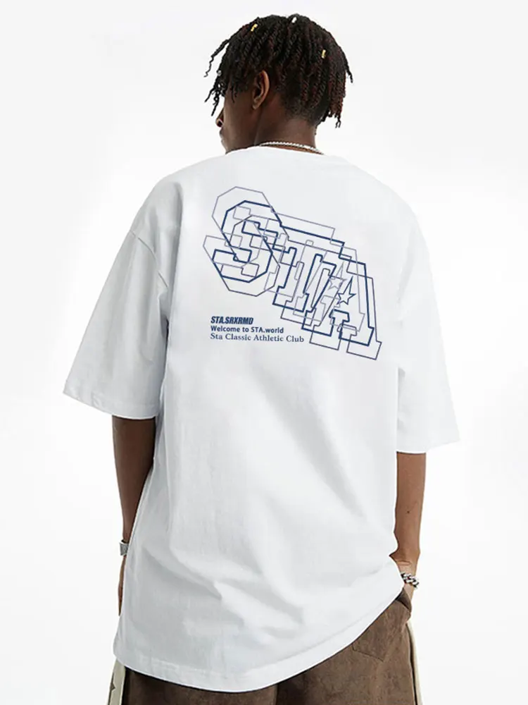 重ねロゴデザインのメンズショートスリーブTシャツ：夏用カジュアル着こなしの実用性とバランス