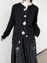 異型ボタンデザインの黒いニットカーディガン【春秋用・長袖・スリムフィット】