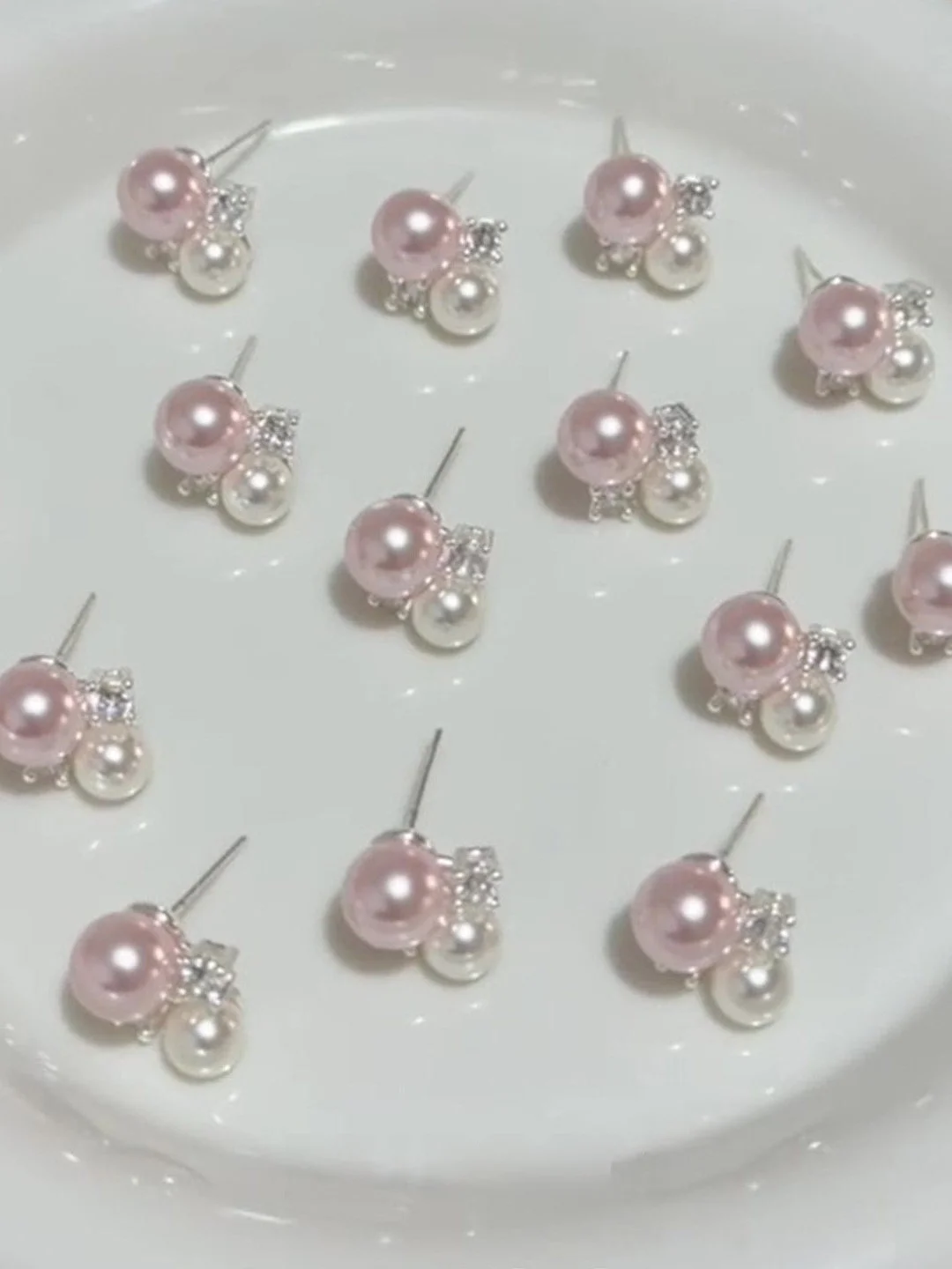 ピアス 誕生石 フレンチロマンティック ピンクパール風ピアス：シンプルで優雅なデザインの選択肢