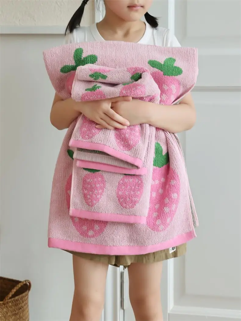 かわいいストロベリーデザインの全棉タオル：薄いバスタオルとしての実用性とデザイン性を解説