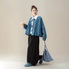 浅い青のラウンドネックヴィンテージ風デニムジャケット【女性用・秋コーデ・ポケット付き・デザイン性あり】