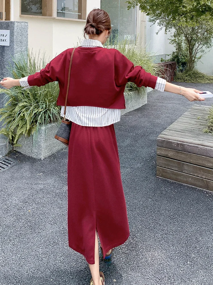 赤のデザインセンスが光る衛衣とスカートの春秋向けコーディネート：30代女性の春服コーデに最適な着こなし