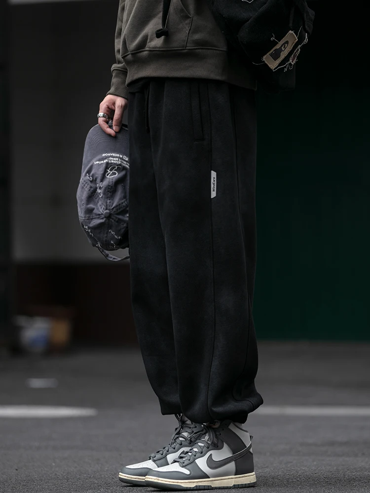 秋冬用ロゴプリントスウェットパンツ：ゆったりデザインと絞り口が日常に融合する
