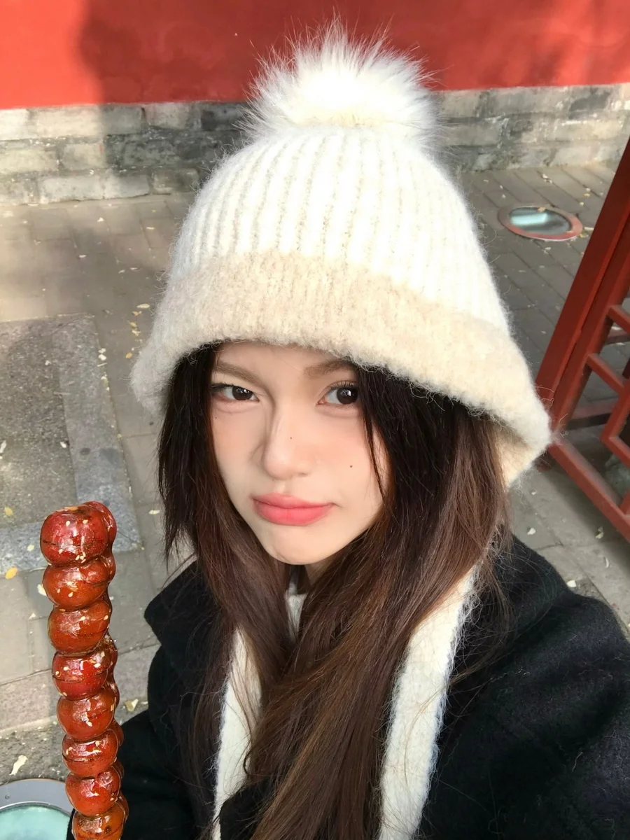 ボンボン付きニット耳あて帽子：秋冬に最適な暖かさとデザインのバランス