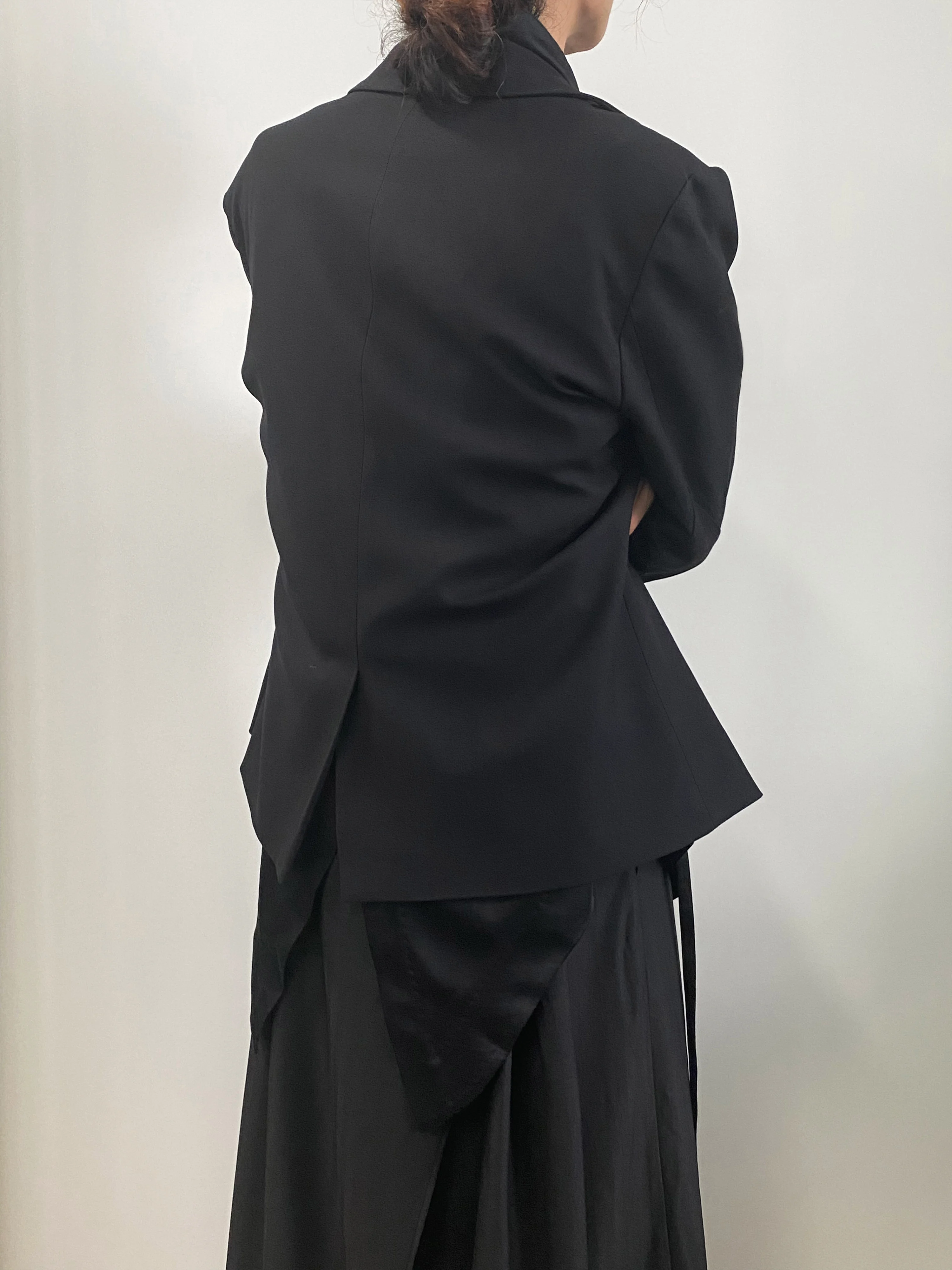 黒い洋服のファッションスタイル を決めるためのウールスーツ選定ガイド