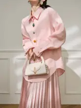 春用 ゆったりフィット ピンクボタン付きカラーシャツ【通勤スタイル・長袖】
