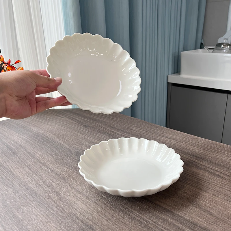 家庭用花柄プレート：上品なデザインでレストランやホテルに最適な陶器製小皿