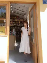 デザイン性のある白いフリルワンピース【小柄向け・夏用・フレンチスタイル・ウエストマーク】