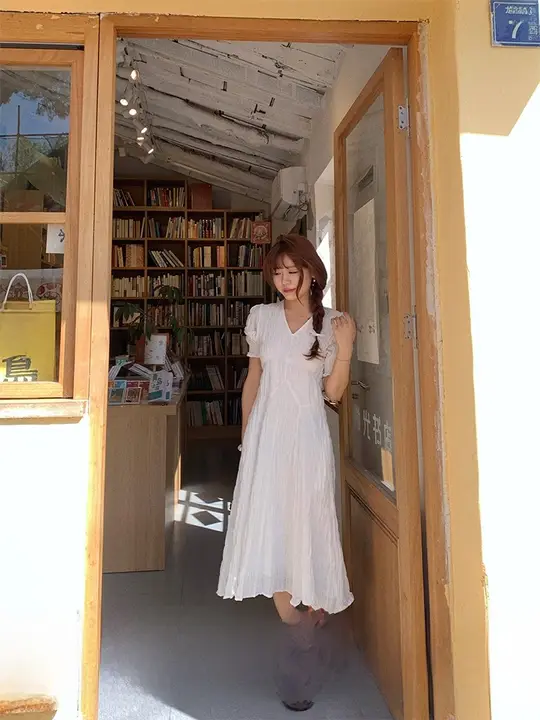 デザイン性のある白いフリルワンピース【小柄向け・夏用・フレンチスタイル・ウエストマーク】