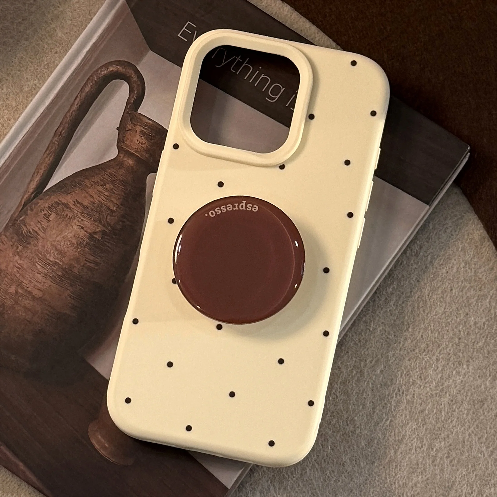 iPhone用ドットデザインカメラキーケース：全包防水と円形スタンドで日常撮影をサポート