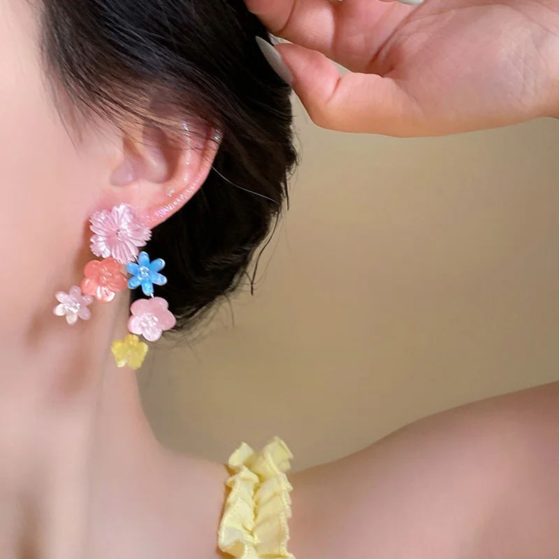 6月の飾りはどう選ぶ？カラフルな花のイヤリングで夏の気分をリセットする方法