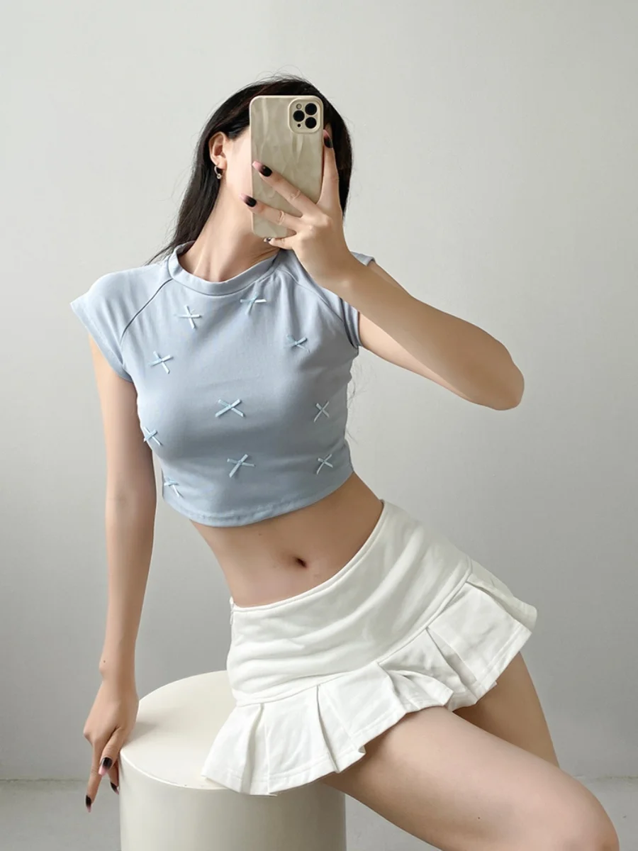 運動会コーデ 30代向けの蝶結びTシャツ：ミルキーアプリコット色の短袖フィットスタイル