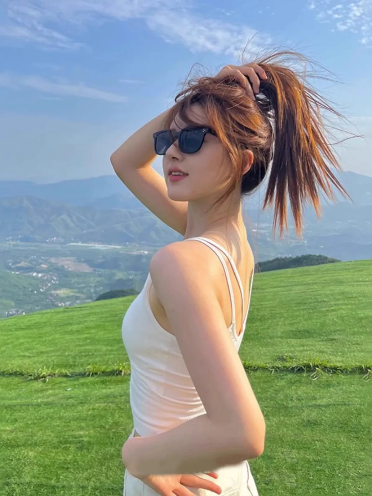 白色キャミソール女性用夏用：胸パッド内蔵で美しい背中を実現