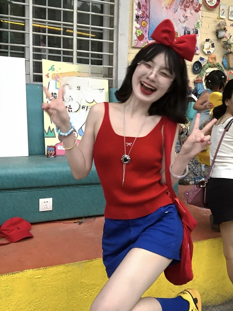 夏の日常に欠かせない1着は、ショートパンツなのか？それとも高腰のストレートパンツなのか？