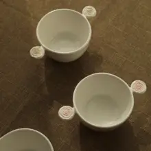 愛らしい浮彫の小さなバラ柄陶器製ご飯ボウル【持ち手付き・フルーツボウルにも最適】