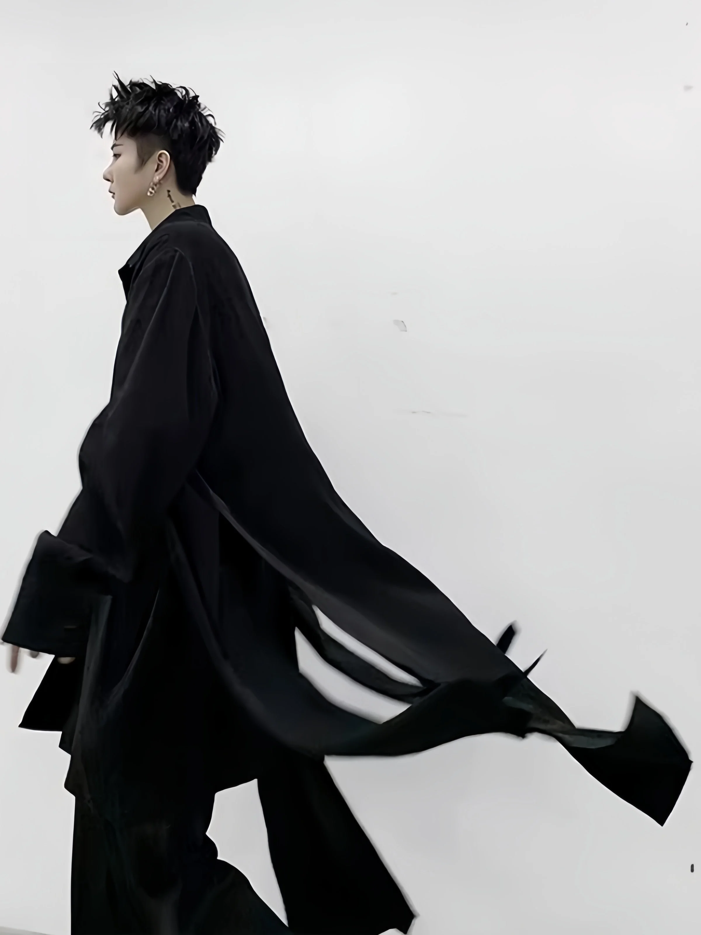 メンズファッションアプリで選ぶべき、実は「暗黒風」の長袖シャツは？