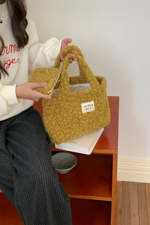 毛むくじゃらの大容量バケットバッグ【肩掛け・黄色・スマホ収納可】
