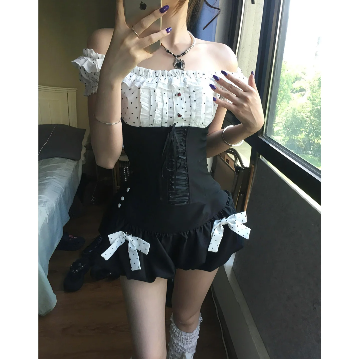 学院風ドット柄オフショルダーシャツとフレアミニスカート：おしゃれ大学生が選ぶ夏のセットアップスタイル