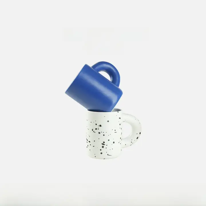 北欧風デザインの陶器マグカップ【クラインブルー・クリーム色・太めの取っ手】