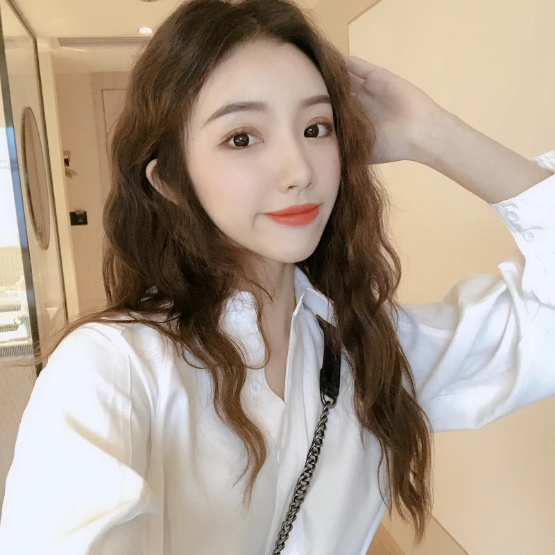 デザイン感のある白シャツとワイドパンツの女性用春夏コーデ：ワンピース シャツ コーデの実用性と季節適応性