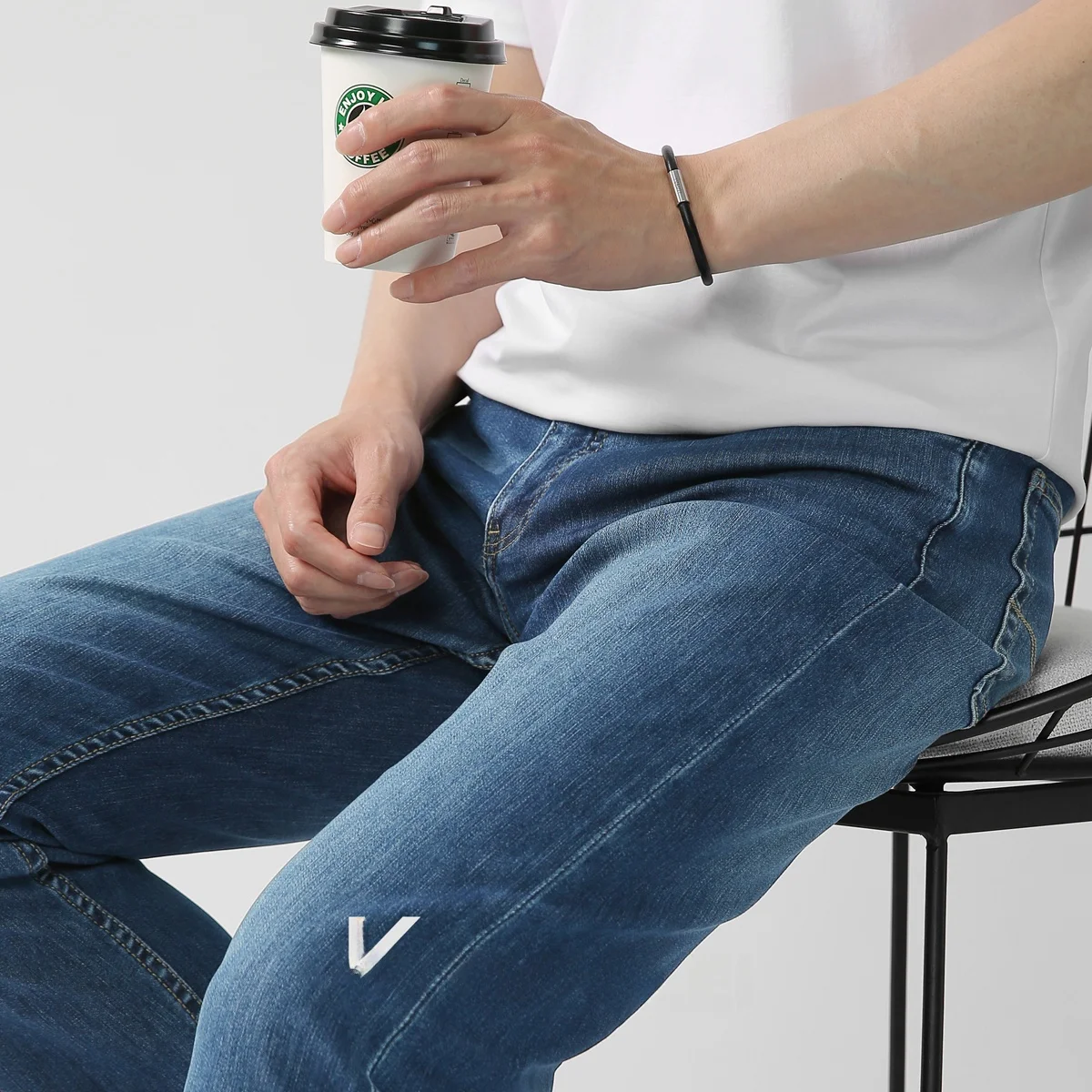 春服 メンズ | 薄手・ストレッチデニムパンツの着心地と実用性
