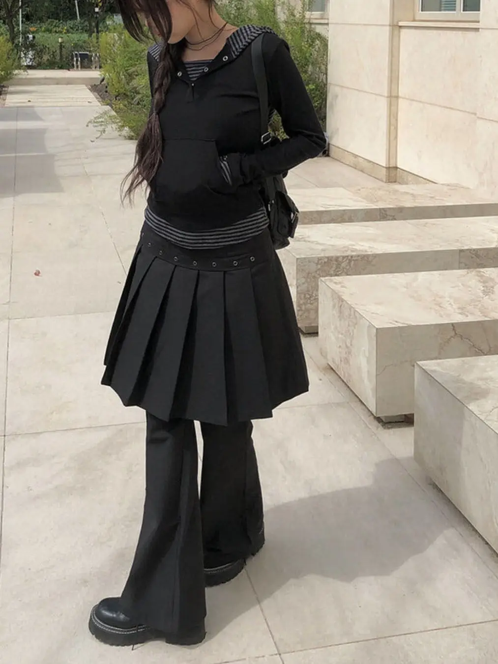 スカートとパンツの重ね着が失敗しない着こなしは？黒のプリーツスカートパンツで解決する