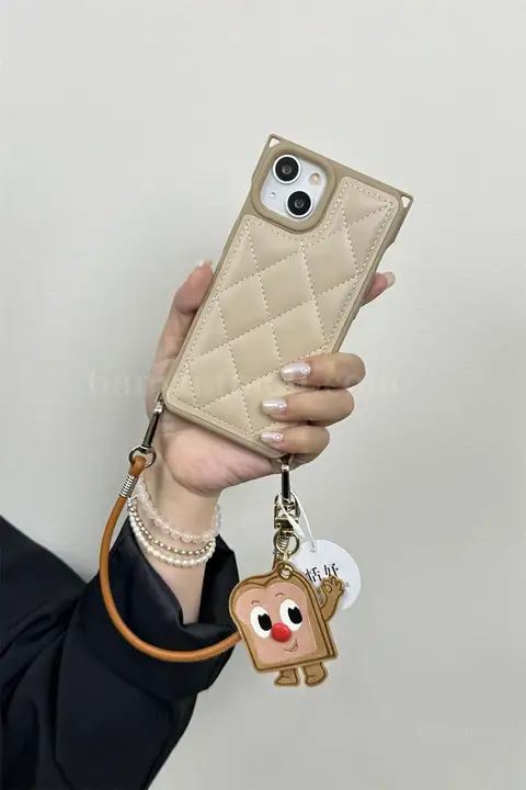 レトロダイヤモンドパターンのトーストチャーム付きiPhoneケース【適用機種：iPhone 15 Pro Max・iPhone 14 Pro・iPhone 13 Pro Max・iPhone 12 Pro】【カーキ】
