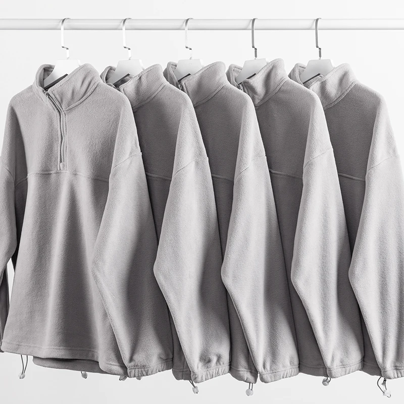 気温15度から3度の差に合う服は？シンプルなグレーのフリースパーカーが救う冬の着こなし