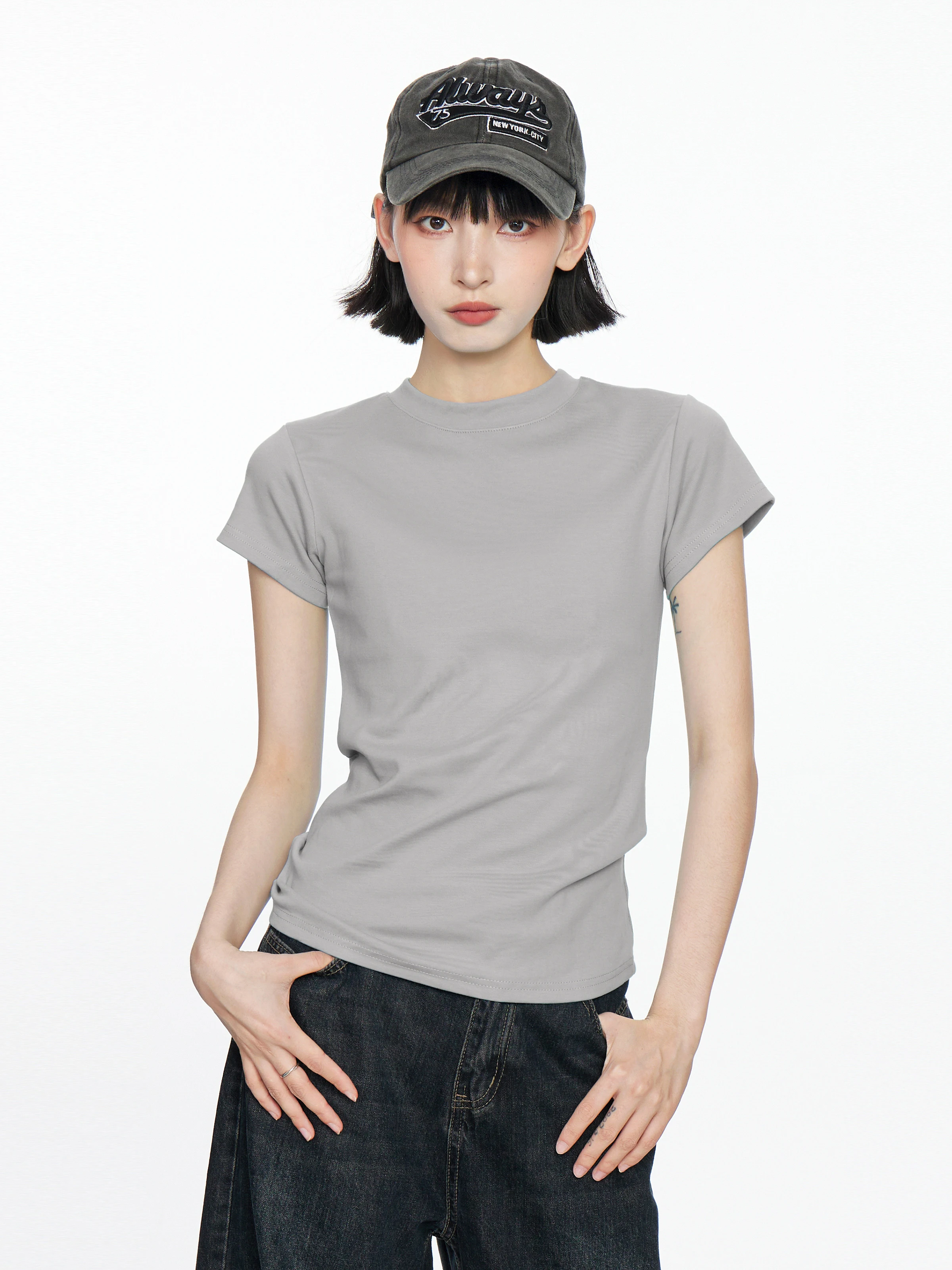 大人可愛いの本質とは？グレーTシャツで自然に実現するスタイルの作り方