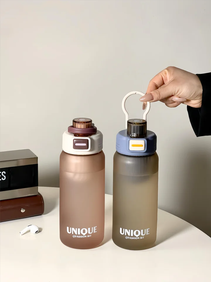 高品質なデザイン！夏用マット仕上げ大容量携帯プラスチック水筒【直飲み・提手付き】