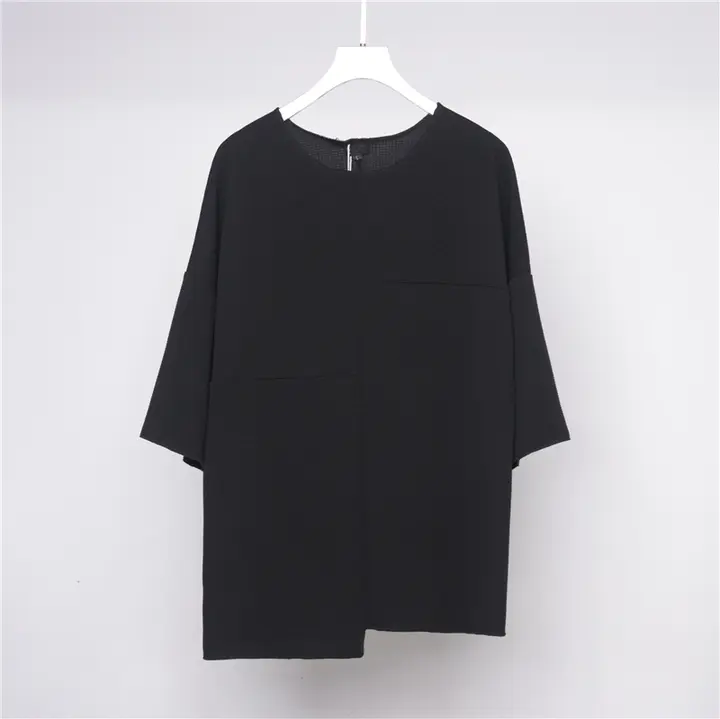 個性的なデザインのアシンメトリーTシャツ【無地・ゆったりしたシルエット・半袖】