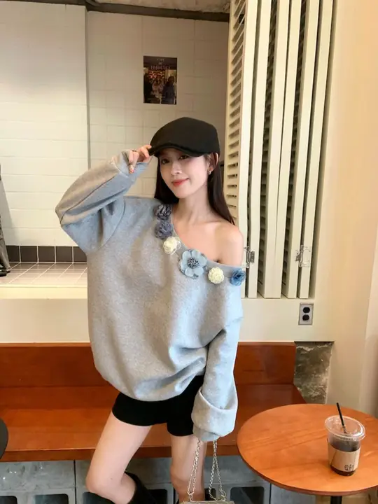 秋季にぴったりな立体花デザインのゆったりフィット長袖トップス【斜め肩デザイン・女性用】