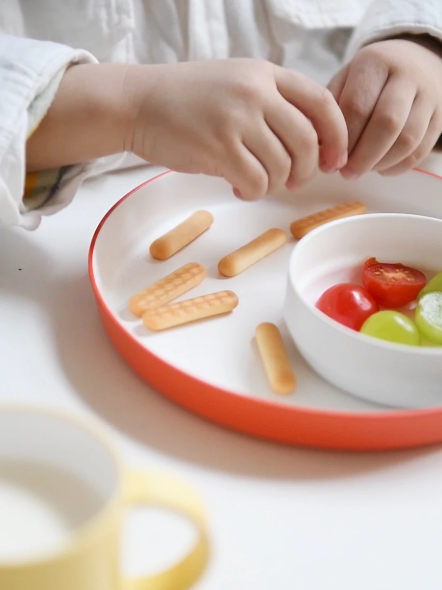 子供マッシュのための食器デザイン：かわいいクマ型ボウルとプレートの実用性解析
