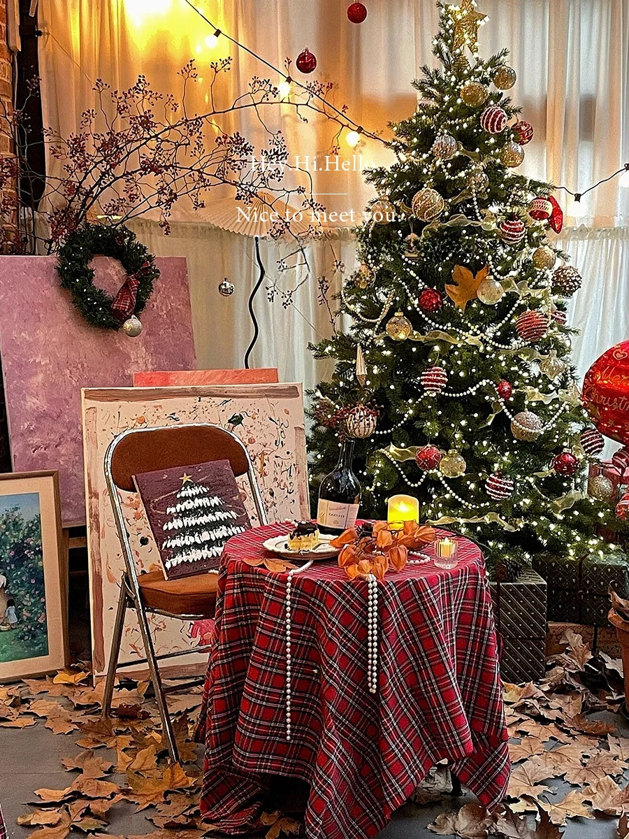 赤いチェック柄テーブルクロス：クリスマスや新年に最適なサイズとデザインの実用性