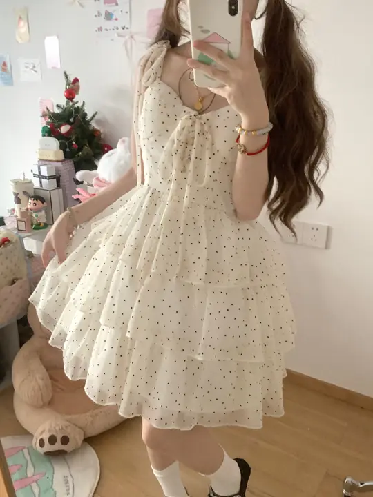 ドット柄の女性用フリルキャミソールドレス【夏用・可愛いデザイン・エレガント】（セットアップ対応）