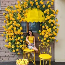 ウォーターフォールデザインの造花装飾壁【リアルなバラのツタ・背景壁面用・インスタ映え】