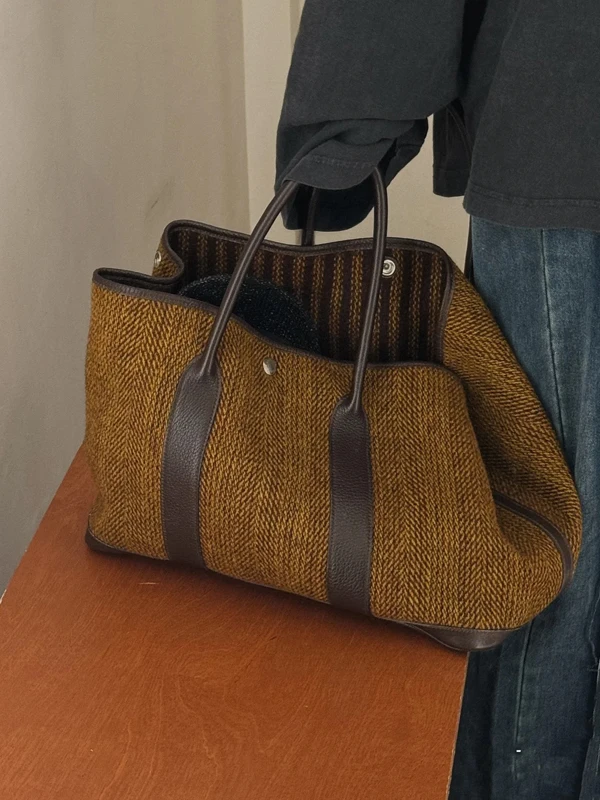 レトロなデザイン  のトートバッグ：大容量で通勤・肩掛け可能な摩登中性風アイテム